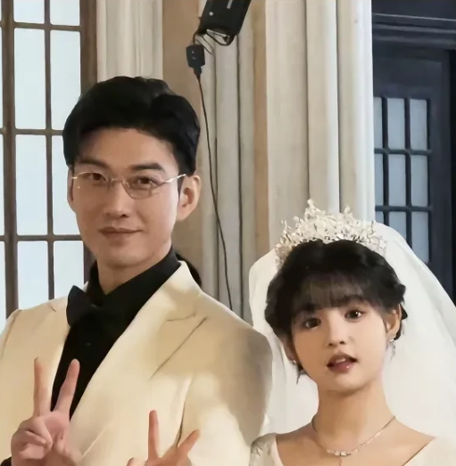 短剧主演于龙向杨咩咩求婚成功