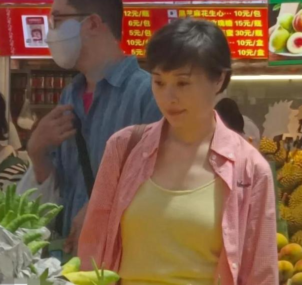 吴越素颜现身昆明菜市场：实力派演员的烟火气人生